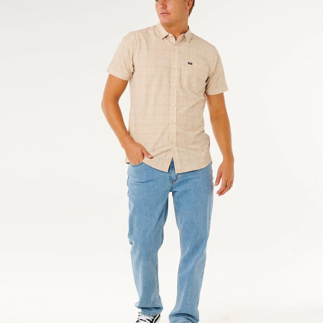 Camisa Rip Curl Aerotech Stone para hombre de manga corta en color beige claro ideal para verano, playa y estilo surf lifestyle