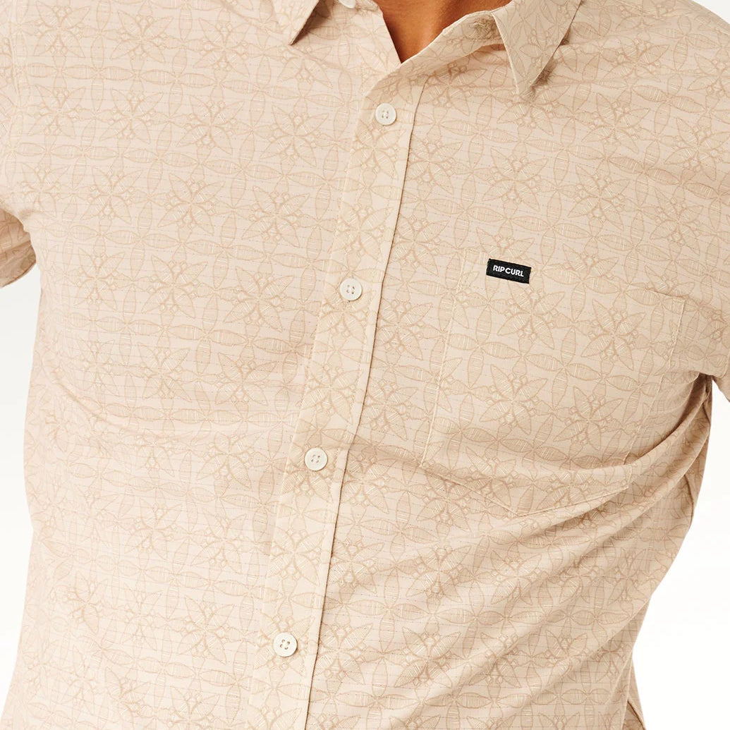 Camisa Rip Curl Aerotech Stone para hombre de manga corta en color beige claro ideal para verano, playa y estilo surf lifestyle