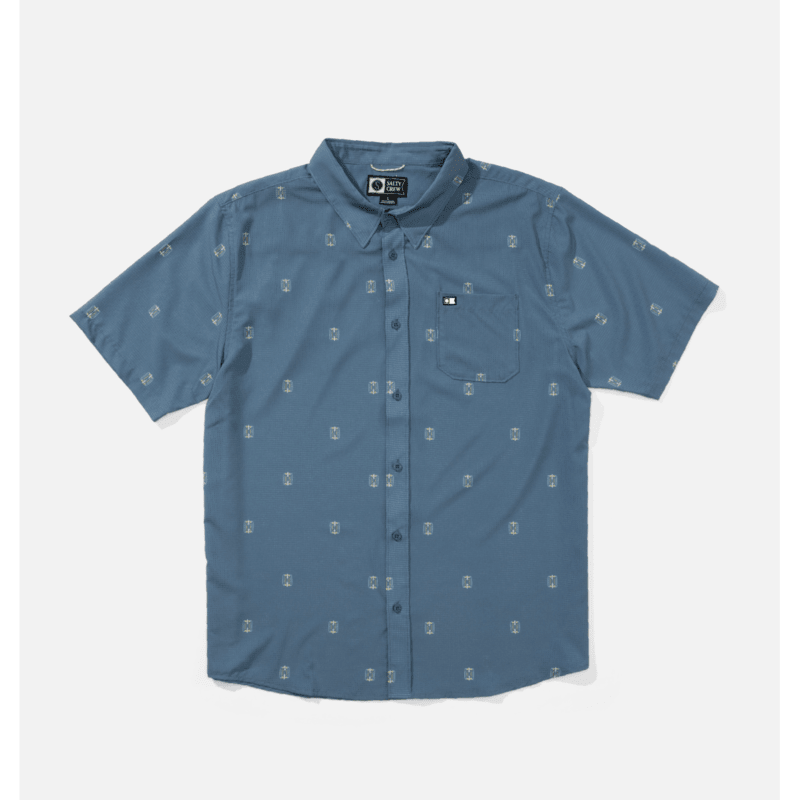 Camisa Salty Breeze Perf Button Up Channel Blue para hombre con tejido técnico perforado, manga corta y estilo surf veraniego