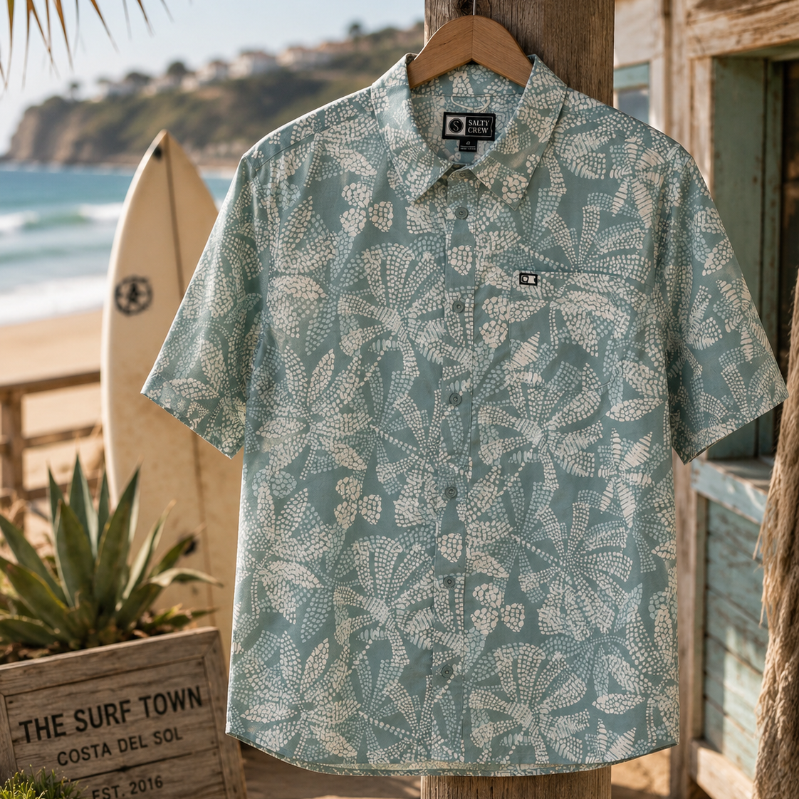 Camisa Salty Crew Drifter UV Button Up Atlantic Sea para hombre colgada en surf shack junto a la playa con estilo surf lifestyle premium y ambiente Costa del Sol