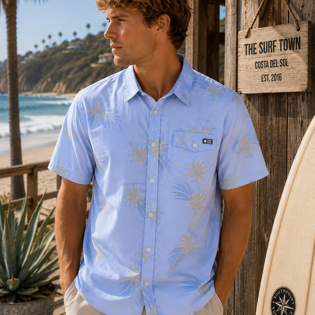 Camisa Salty Crew Weekender Tech Light Blue para hombre en ambiente surf lifestyle junto a la playa con estilo Costa del Sol y beach vibes premium