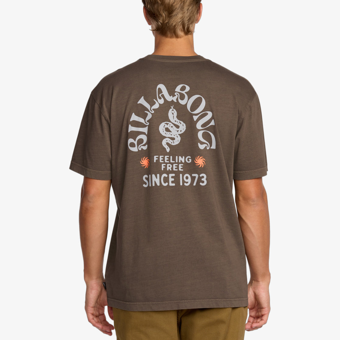 Camiseta Billabong Coiled Premium Brown para hombre en color marrón con pequeño logo en el pecho y gran estampado trasero estilo surf vintage.