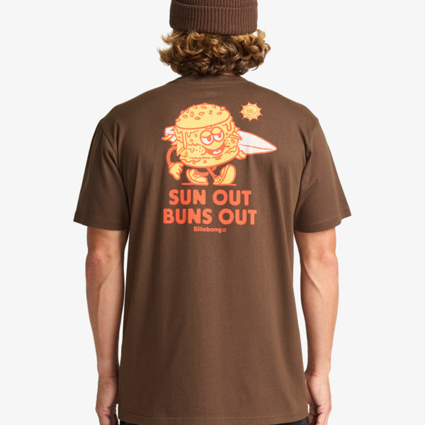 Camiseta Billabong Gimmicks Dark Cedar para hombre en color marrón Dark Cedar con estampado delantero discreto y gráfico trasero Sun Out Buns Out, manga corta y estilo surf casual.