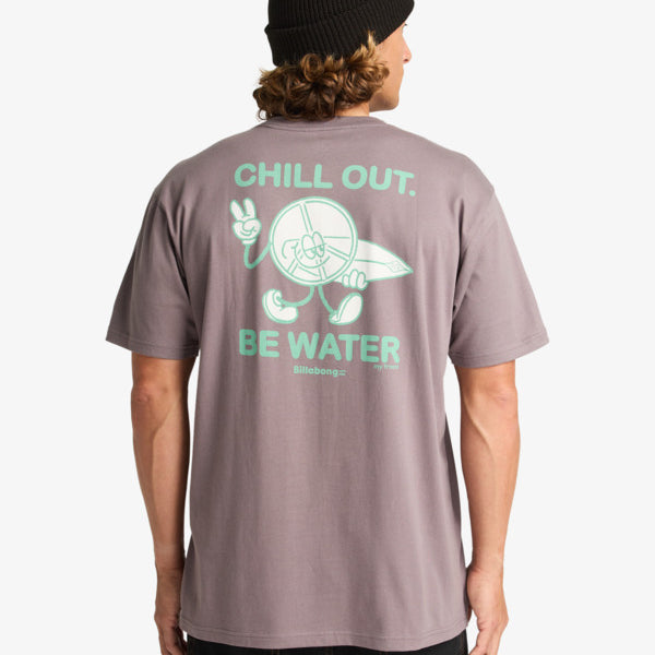 Camiseta Billabong Gimmicks Dusty Purple para hombre en color púrpura lavado con estampado Chill Out Be Water en pecho y espalda, manga corta y estilo surf casual.