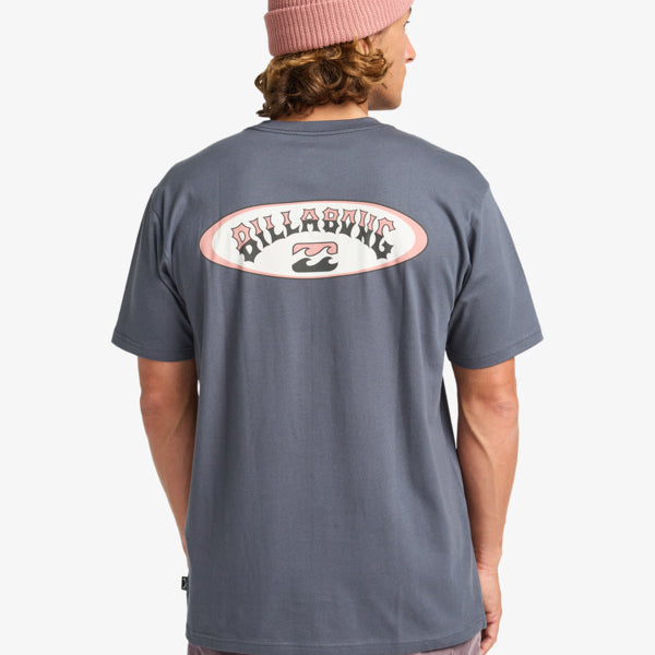 Camiseta Billabong Orbit Arch Vintage Grey para hombre en color gris vintage con estampado delantero pequeño y gráfico trasero grande estilo surf.