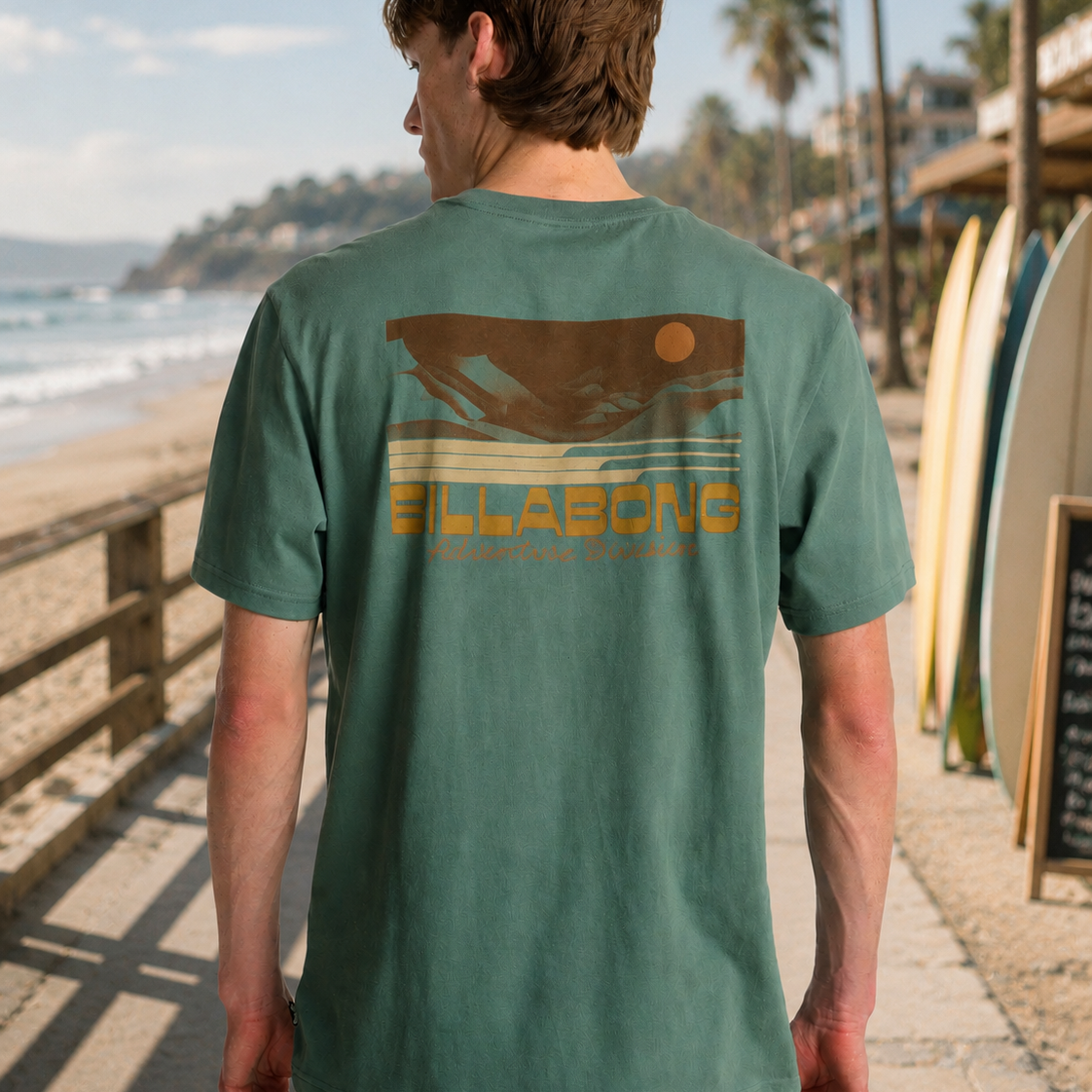 Camiseta Billabong Range Forest para hombre en paseo marítimo surfero junto a la playa con estilo surf lifestyle y ambiente Costa del Sol