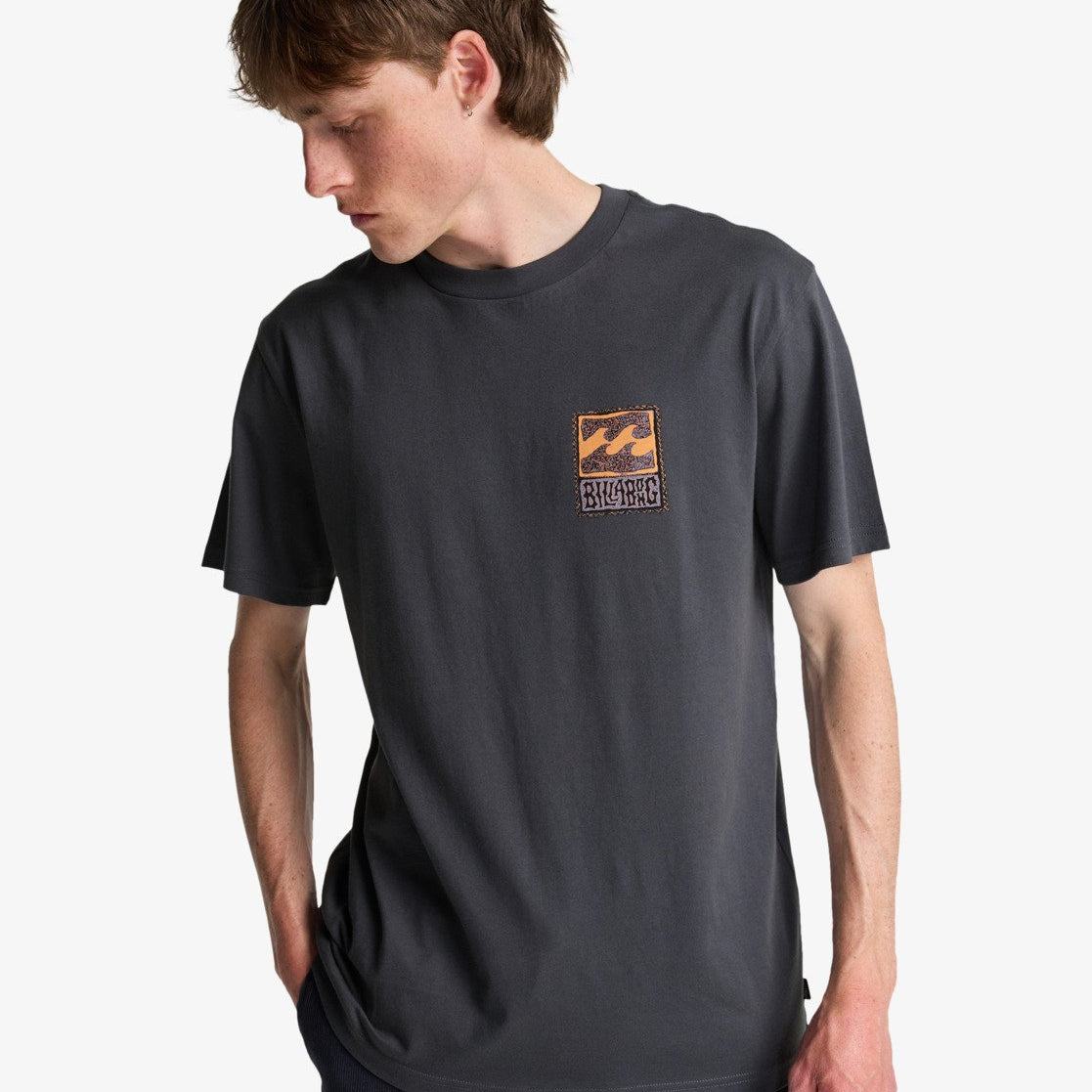 modelo con Camiseta Billabong Stamp Ombre Blue