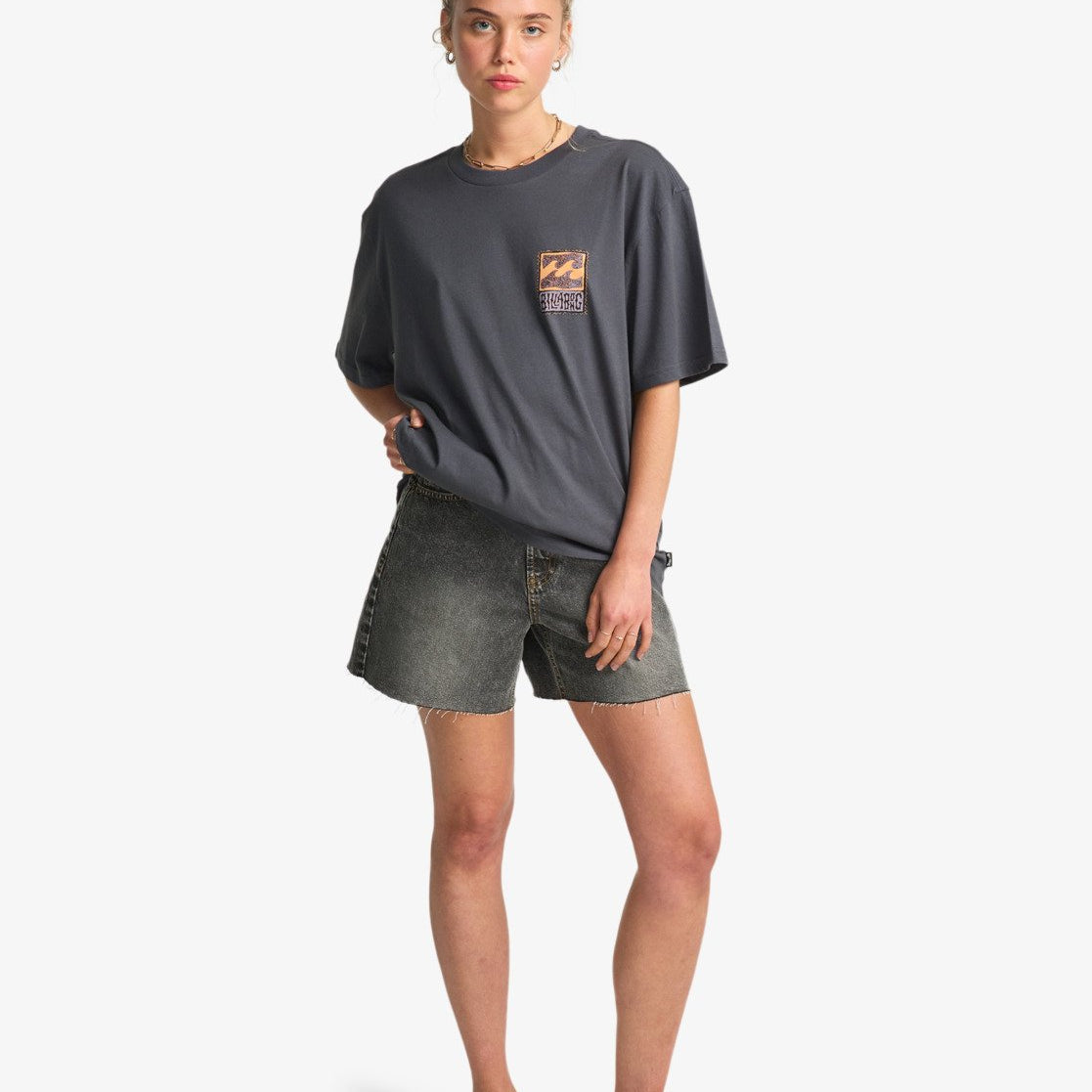 chica llevando la Camiseta Billabong Stamp Ombre Blue del novio