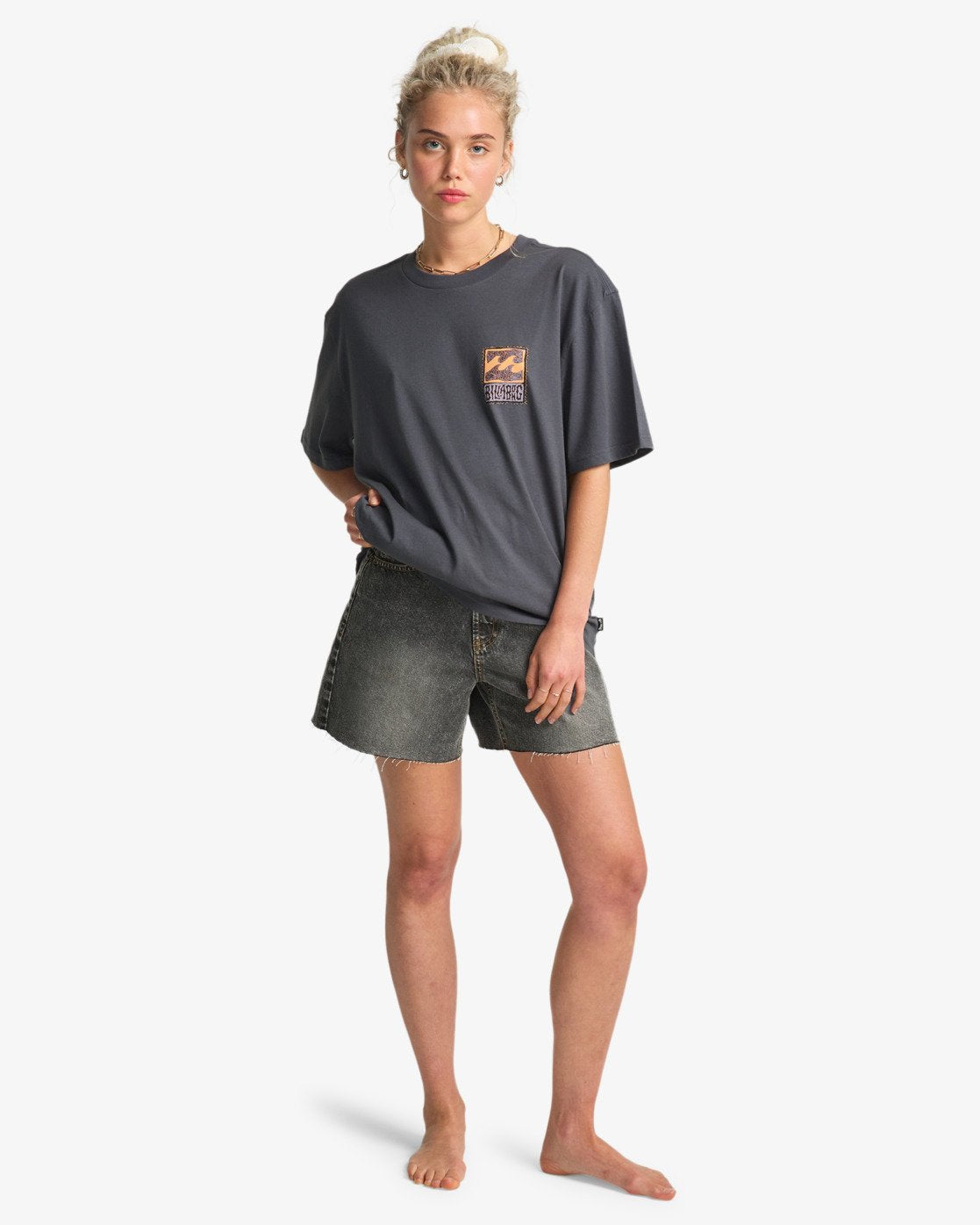 chica llevando la Camiseta Billabong Stamp Ombre Blue del novio