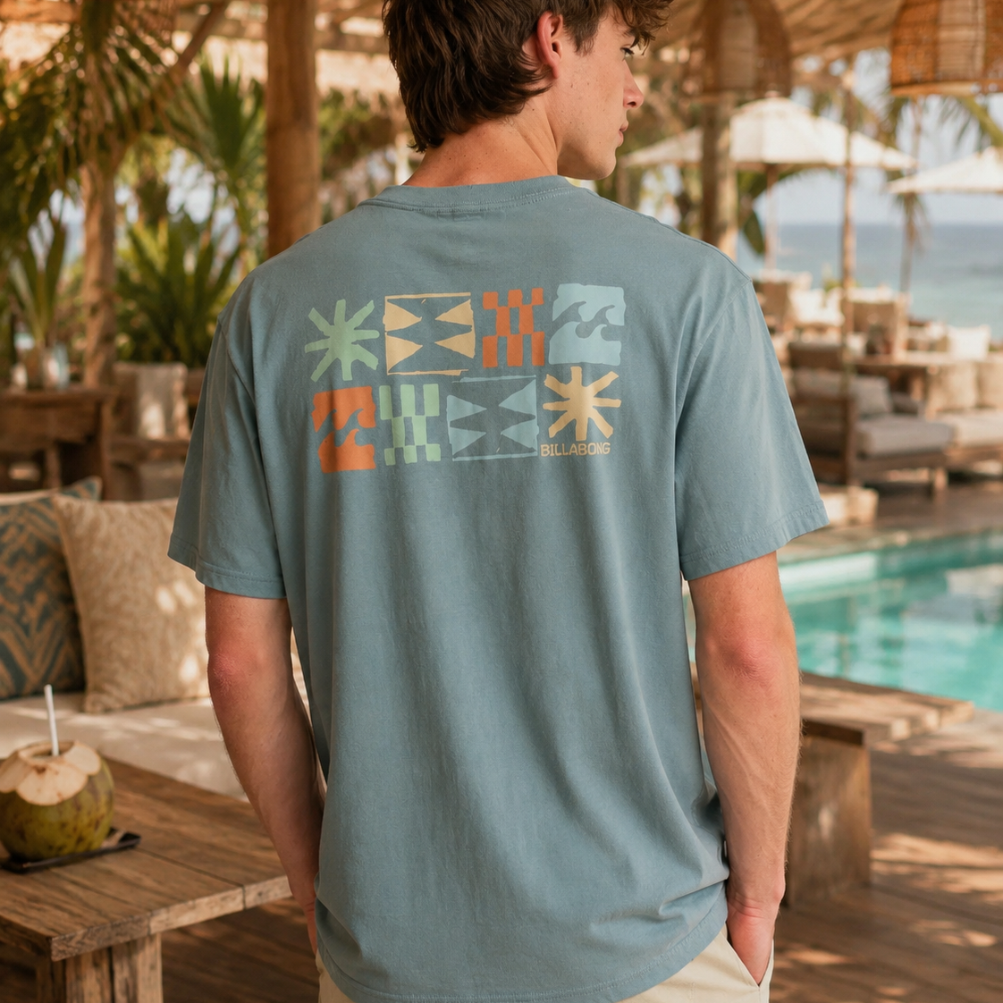 Camiseta Billabong Segment azul lavado para hombre en beach club tropical junto a piscina