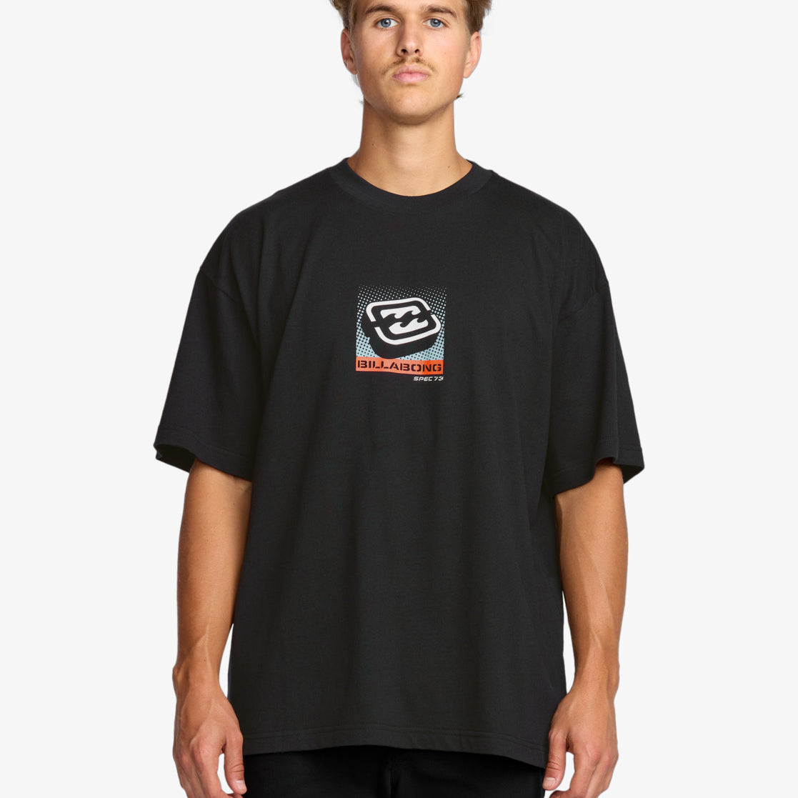 Camiseta Billabong Spec 3D Black para hombre en color negro con logo Billabong frontal efecto 3D retro y corte amplio estilo surf.