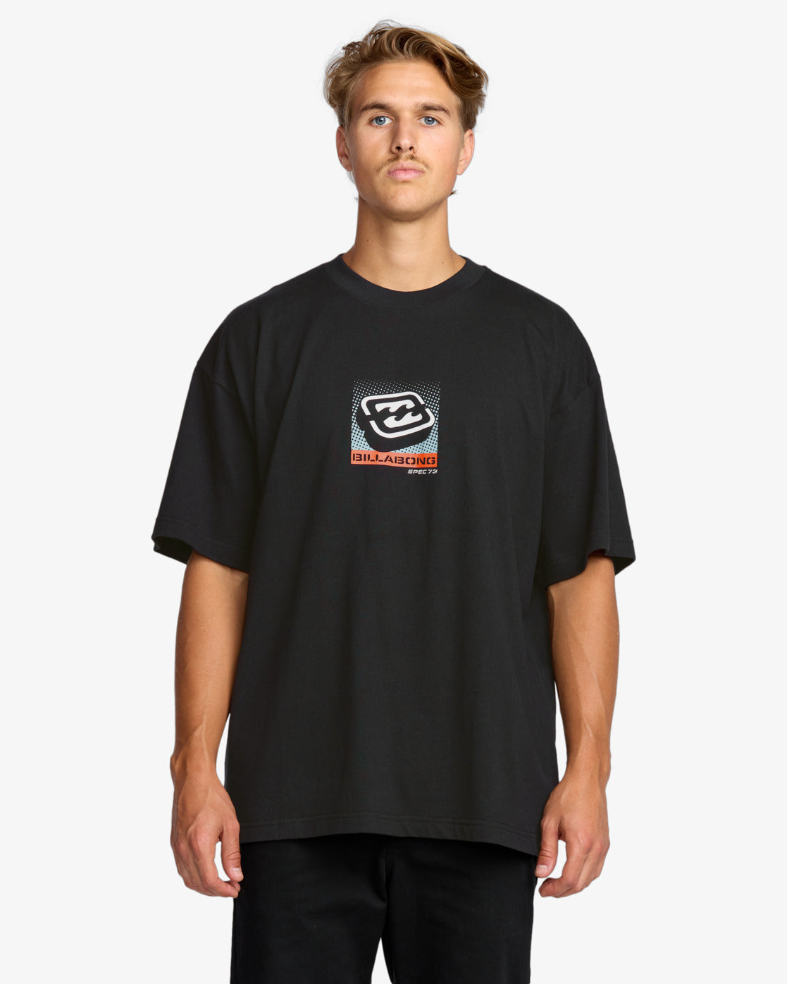 Camiseta Billabong Spec 3D Black para hombre en color negro con logo Billabong frontal efecto 3D retro y corte amplio estilo surf.