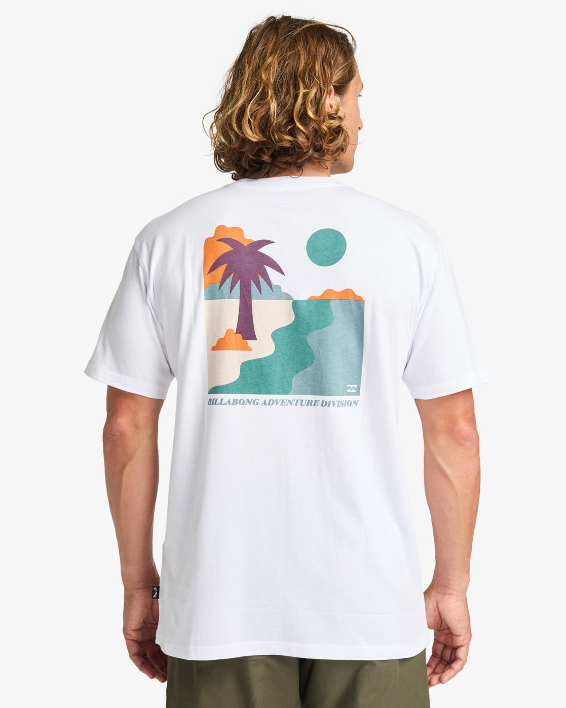 Camiseta Billabong Sundown White para hombre en color blanco con estampado delantero discreto y gráfico trasero tropical, manga corta y estilo surf casual.