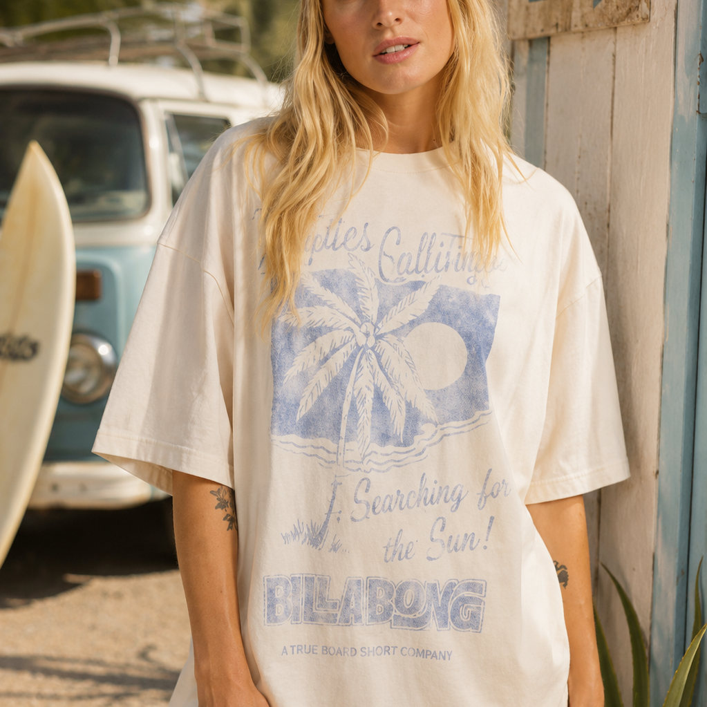 Camiseta Billabong This Sunny Time Salt Crystal para mujer en escena lifestyle surf con luz natural y estética coastal premium