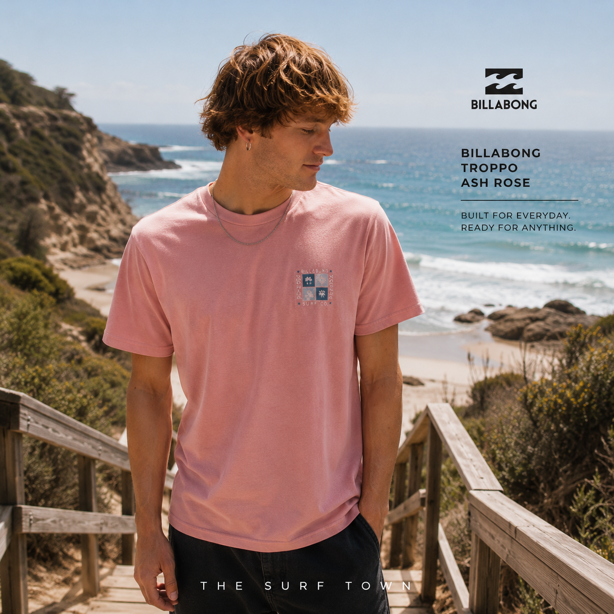 Camiseta Billabong Troppo Ash Rose en fotografía editorial propia de THE SURF TOWN sobre escaleras de madera hacia una playa salvaje con auténtico surf lifestyle premium