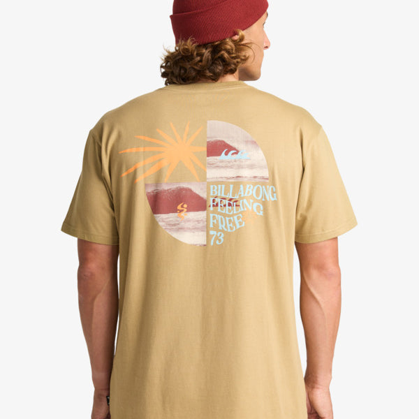 Camiseta Billabong Twin Fin Khaki para hombre en color khaki con estampado delantero y gráfico trasero Twin Fin, manga corta y estilo surf casual.