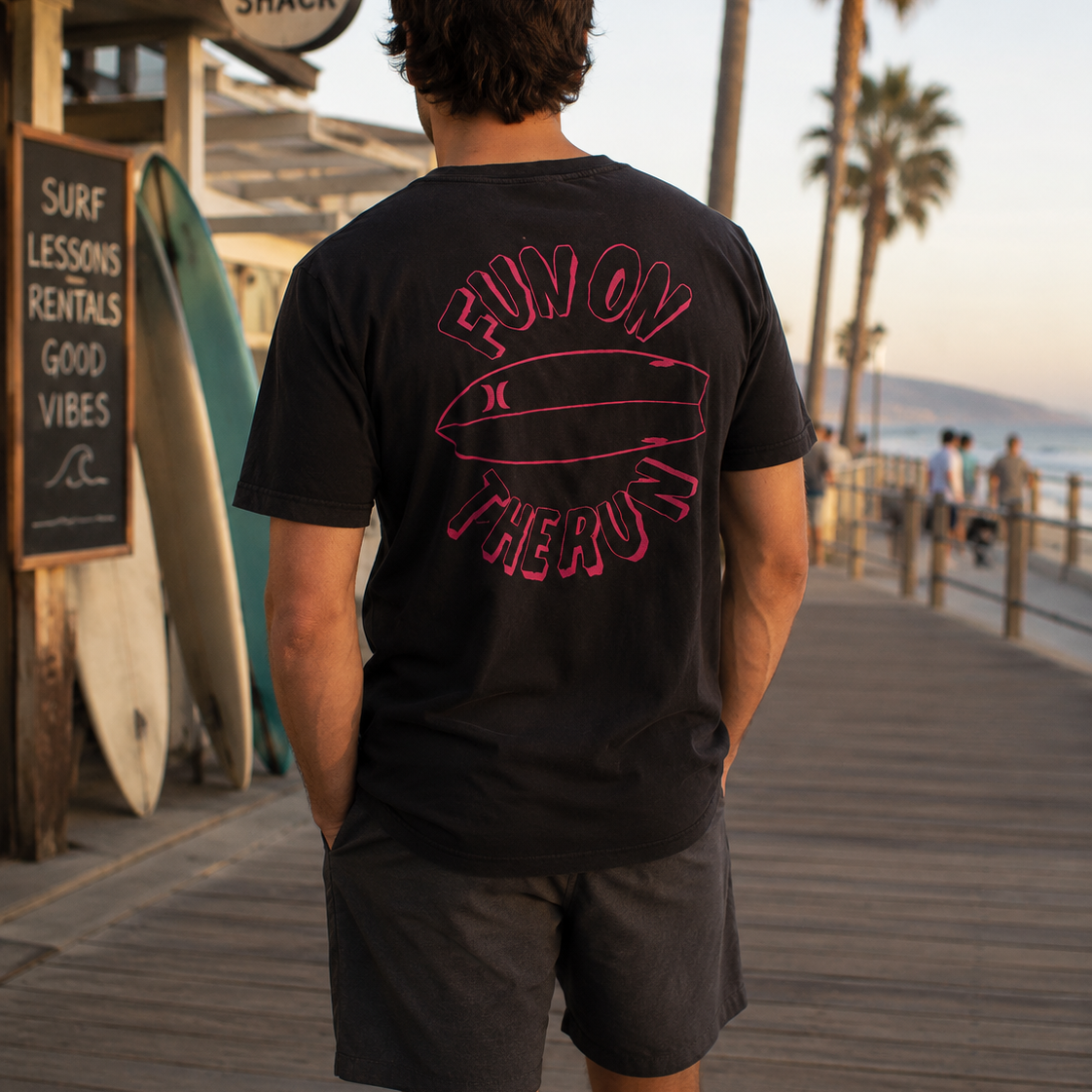 Camiseta Hurley Fun On The Run negra para hombre en paseo marítimo surf lifestyle Costa del Sol
