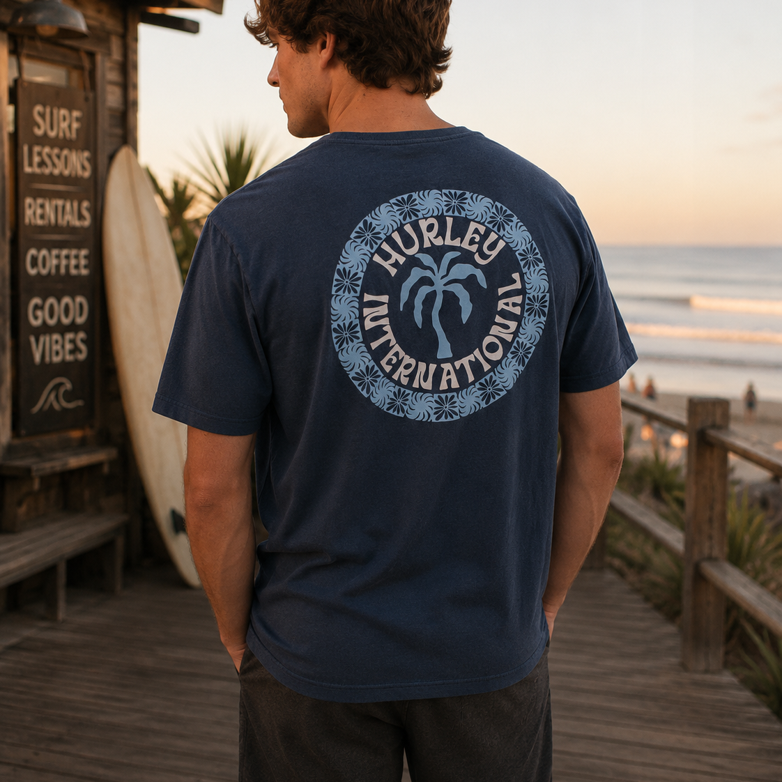 Camiseta Hurley International azul para hombre en surf shack frente al mar estilo lifestyle surf premium