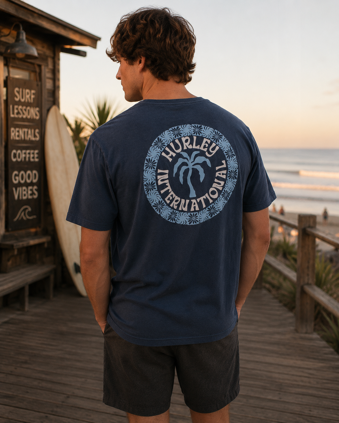 Camiseta Hurley International azul para hombre en surf shack frente al mar estilo lifestyle surf premium