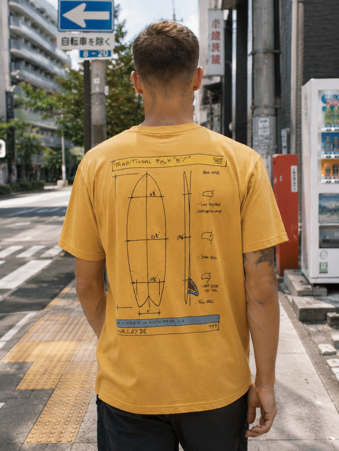 Camiseta Hurley Kraft Sketch Tee Mustard Gold para hombre en escena urbana Japón daylight lifestyle premium