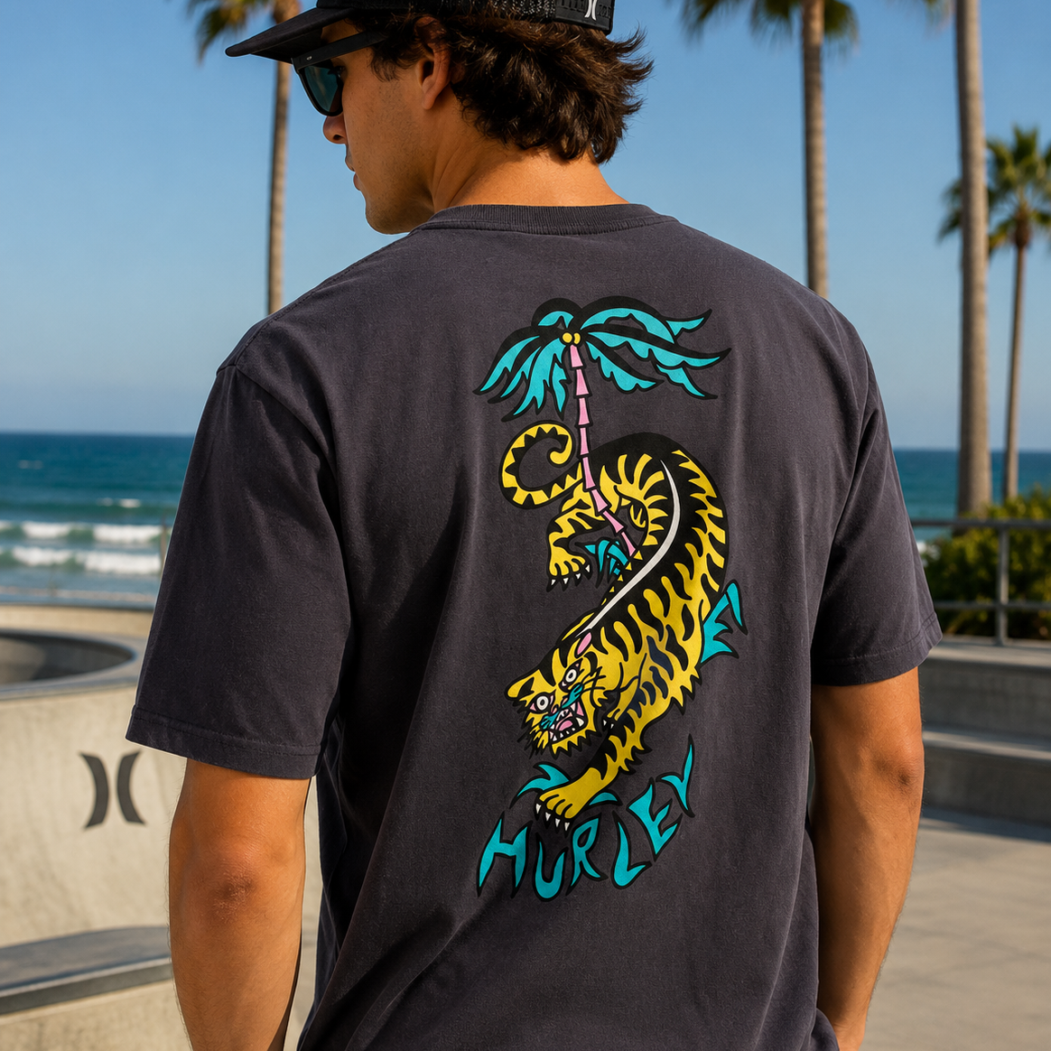 Camiseta Hurley Tiger negra para hombre en skatepark frente al mar estilo surf lifestyle premium