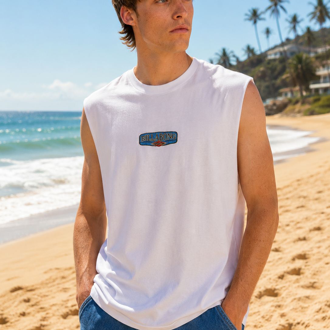 Camiseta muscle Billabong blanca hombre estilo surf premium en playa soleada