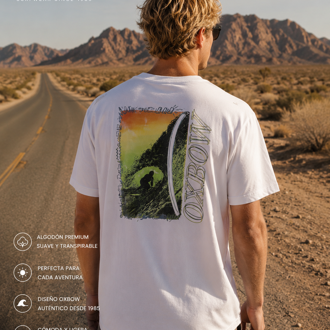 Camiseta Oxbow Cave White hombre con gráfica trasera en carretera desértica y estética editorial cinematográfica roadtrip surf