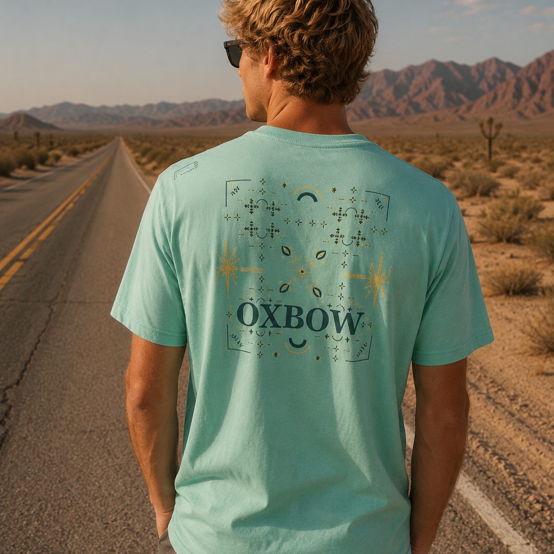 Camiseta Oxbow Tekova Perfect Sky verde agua hombre con gráfica trasera en carretera desértica y estética editorial cinematográfica roadtrip