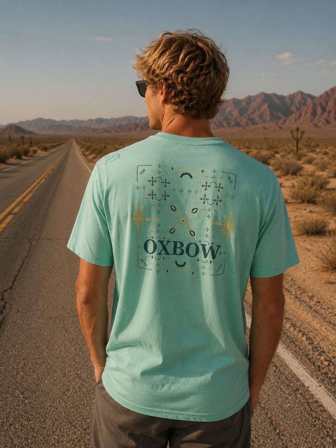 Camiseta Oxbow Tekova Perfect Sky verde agua hombre con gráfica trasera en carretera desértica y estética editorial cinematográfica roadtrip