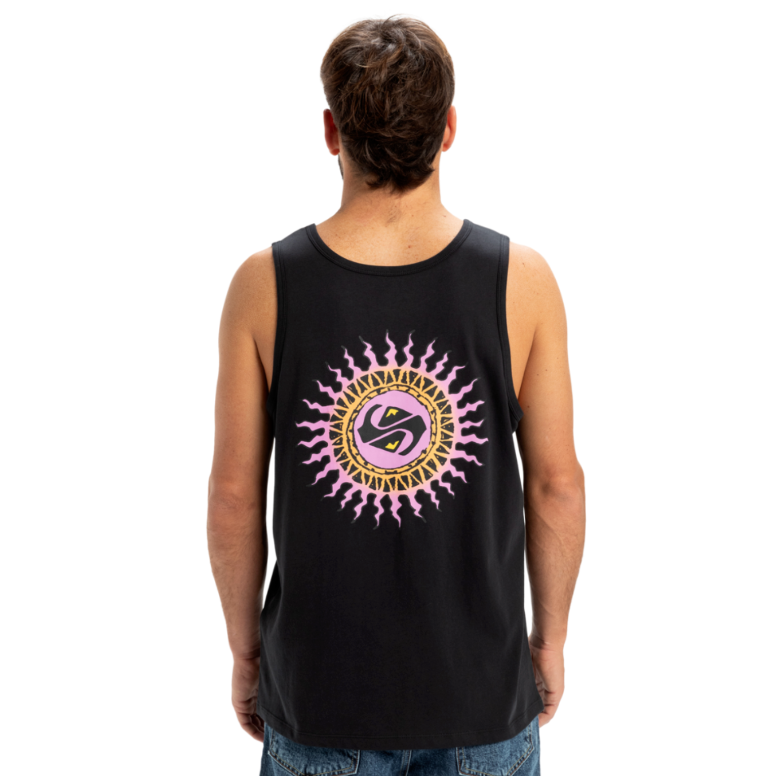 Hombre con camiseta de tirantes Quiksilver Beach Blast Tank negra con gráfico surf en la espalda estilo verano casual