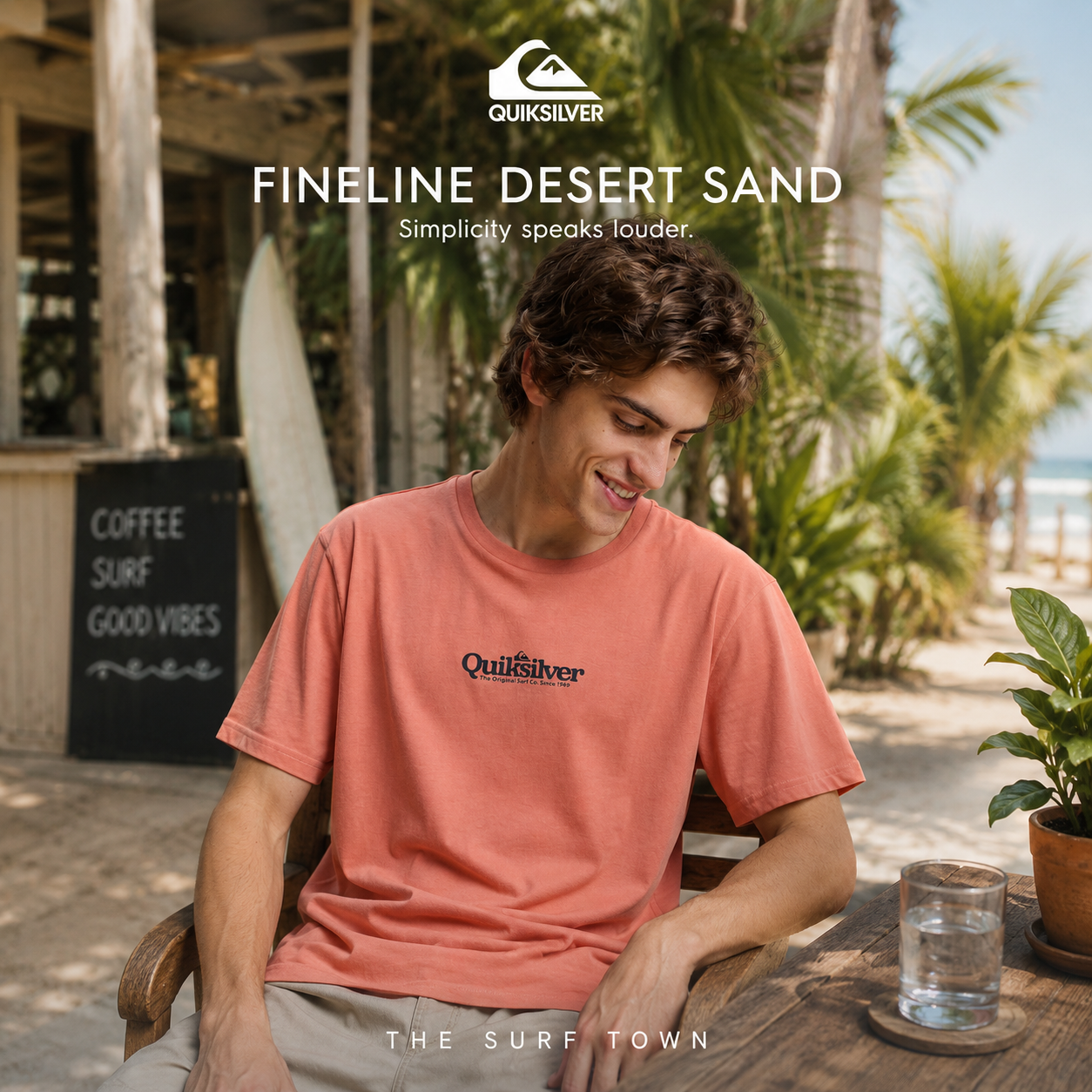 Camiseta Quiksilver Fineline Desert Sand en fotografía editorial propia de THE SURF TOWN con estilo surf lifestyle premium junto al mar