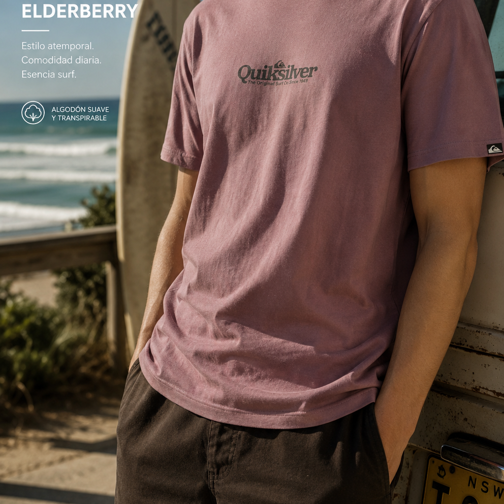 Camiseta Quiksilver Fineline Elderberry hombre en escena surf lifestyle premium junto a furgoneta y playa