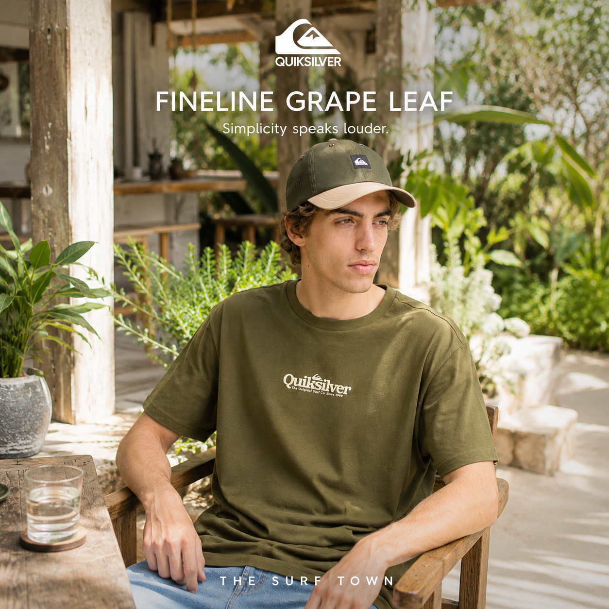 Camiseta Quiksilver Fineline Grape Leaf en fotografía editorial propia de THE SURF TOWN con estilo surf lifestyle premium en terraza tropical soleada