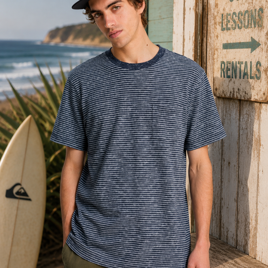 Camiseta Quiksilver Lopaz Striped azul marino para hombre en escena surf junto al mar