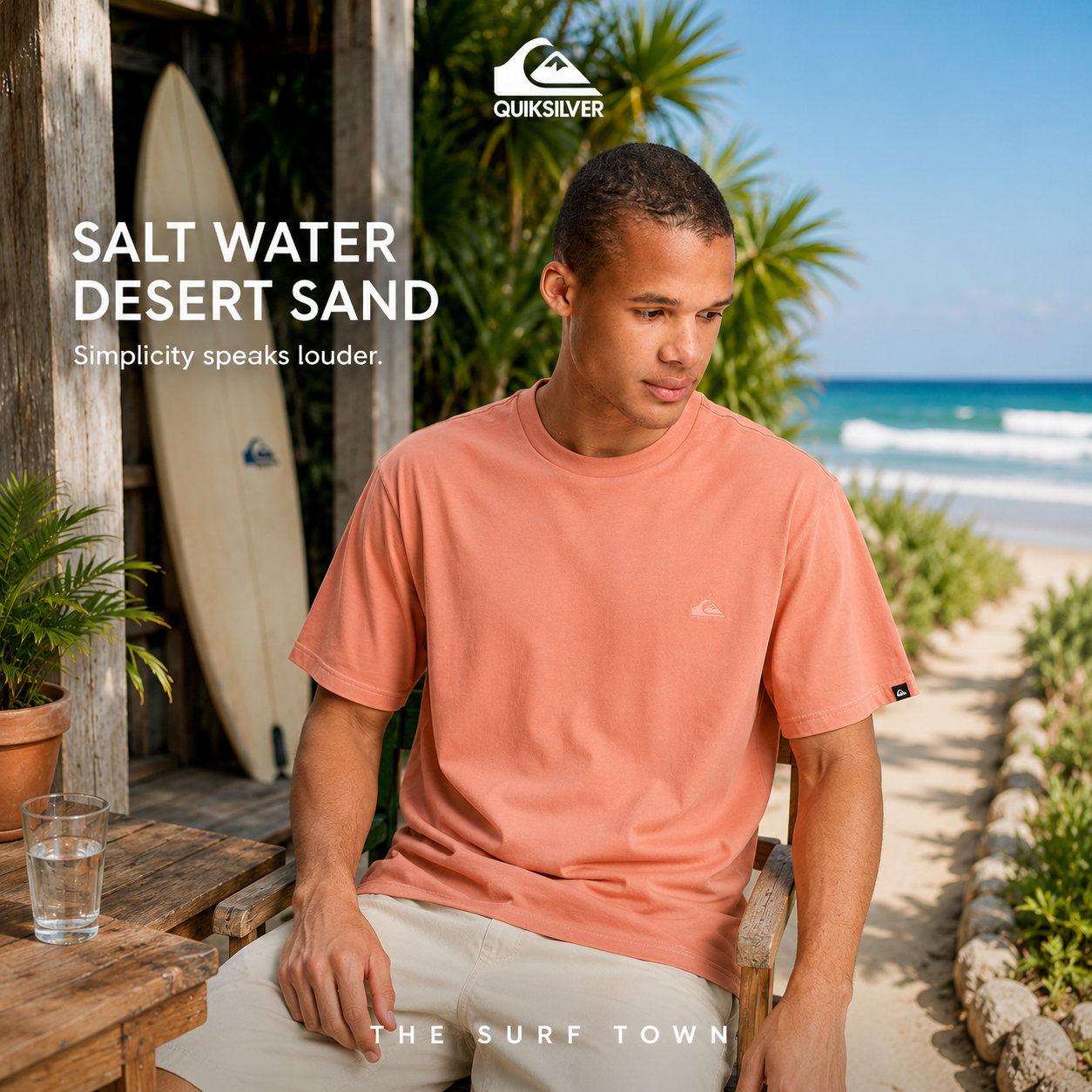 Camiseta Quiksilver Salt Water Desert Sand en fotografía editorial propia de THE SURF TOWN con estilo surf lifestyle premium en entorno costero soleado