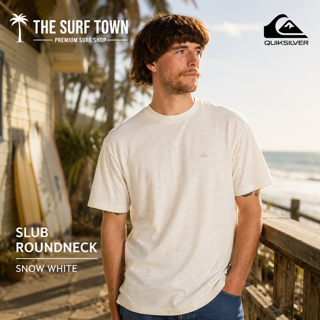Camiseta Quiksilver Slub Roundneck Snow White para hombre de manga corta en color blanco con logotipo bordado en una imagen editorial propia de the surf town en una cabaña junto al mar