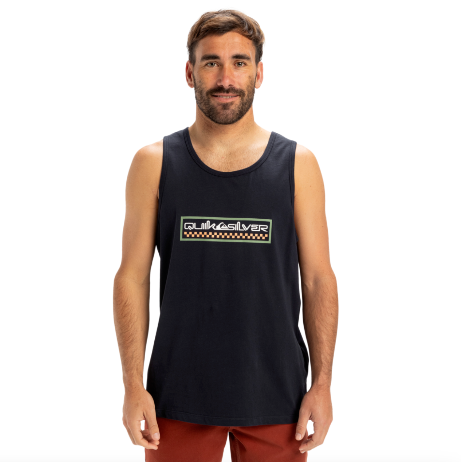 Hombre con camiseta de tirantes Quiksilver Sun Dagger Tank azul marino con logo frontal estilo surf verano