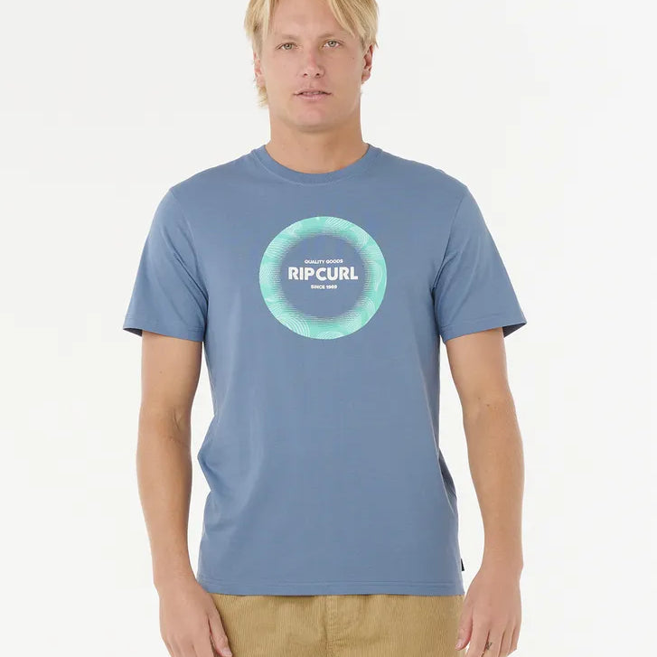 Camiseta Rip Curl Filter Tee Blue Fin hombre azul con estampado frontal y tejido 100% algodón transpirable