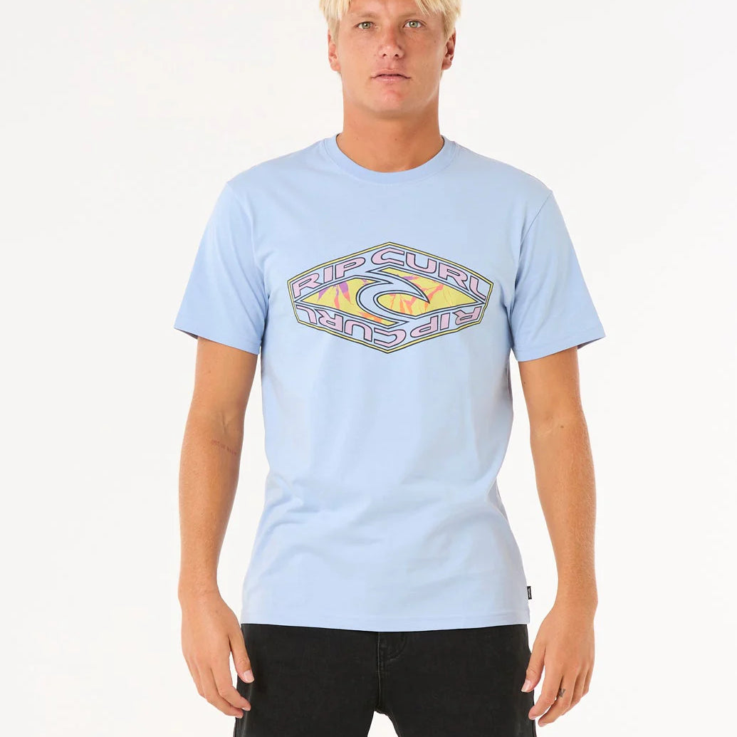 Camiseta Rip Curl Refill Tee Ice Blue hombre azul hielo con logo frontal estampado y tejido 100% algodón