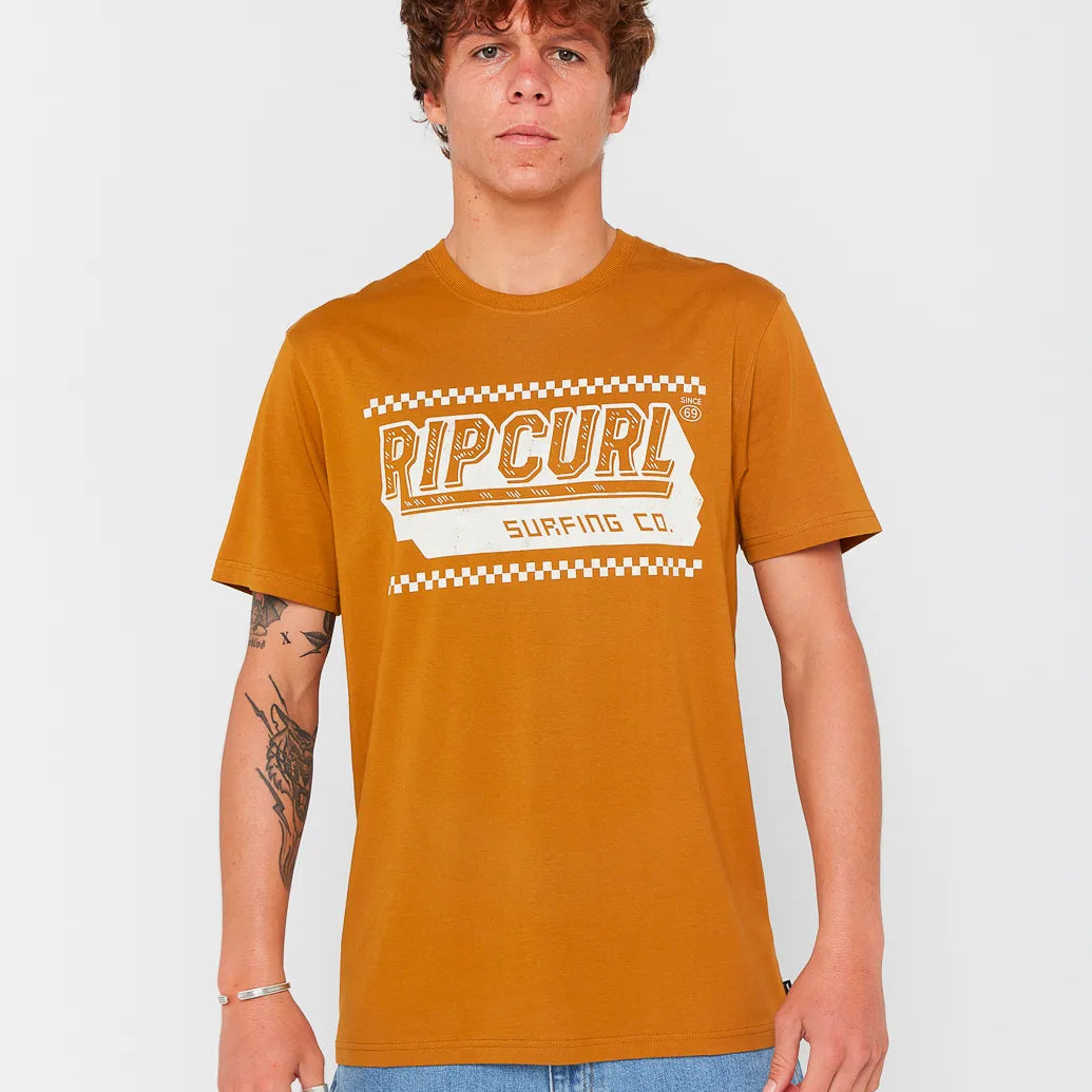 Camiseta Rip Curl Sportline Invader Bronzed hombre color bronce con estampado frontal y tejido 100% algodón cómodo y transpirable