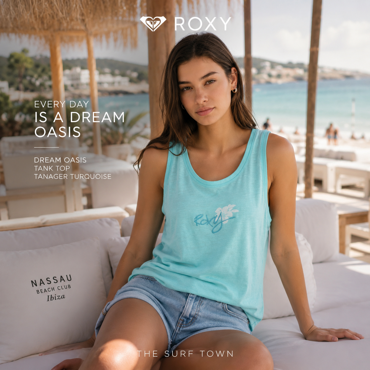 Camiseta Roxy Dream Oasis Tanager Turquoise para mujer en beach club junto al mar, imagen exclusiva creada por THE SURF TOWN con estética surf lifestyle premium y ambiente veraniego