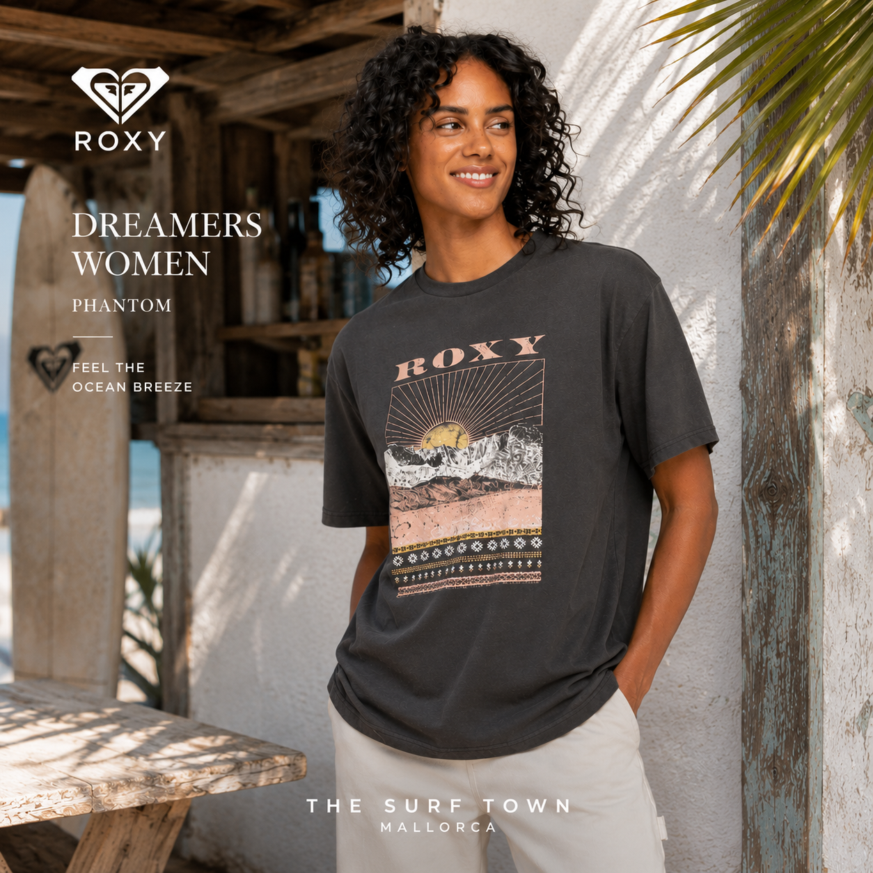 Camiseta Roxy Dreamers Women Phantom en fotografía editorial propia de THE SURF TOWN junto a surf shack frente al mar con estilo beach lifestyle premium y luz natural diurna