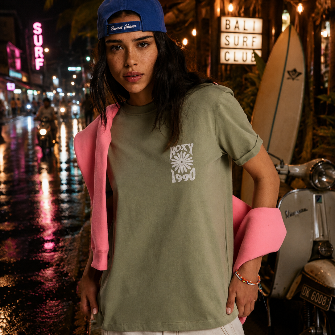 Camiseta Roxy verde mujer en boulevard surf nocturno Bali lifestyle premium
