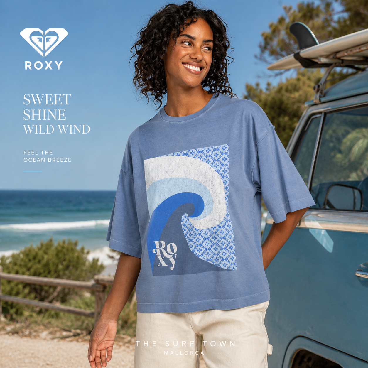 Camiseta Roxy Sweet Shine Wild Wind en fotografía editorial propia de THE SURF TOWN junto a furgoneta surf clásica frente al mar con estilo beach lifestyle premium y luz natural diurna