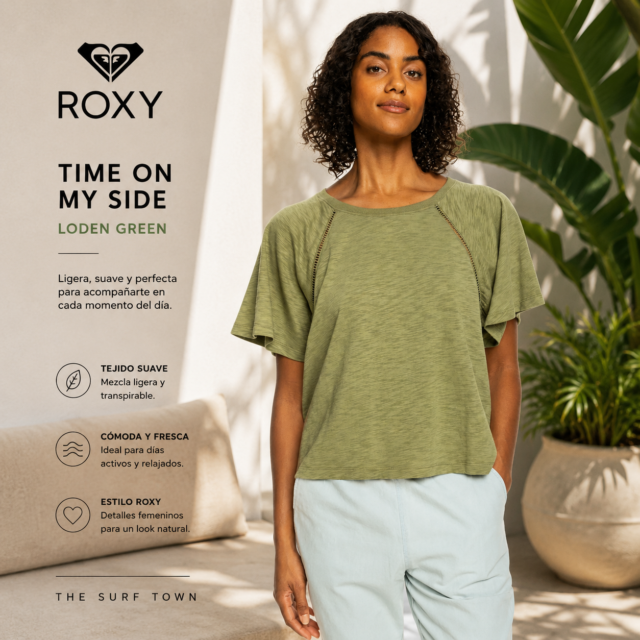 Camiseta Roxy Time On My Side Loden Green en fotografía editorial propia de THE SURF TOWN con ambiente hotel boutique tropical premium y estilo beach lifestyle femenino