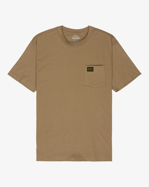 Camiseta RVCA Americana Pocket Coyote hombre camiseta marrón con bolsillo en el pecho y etiqueta RVCA