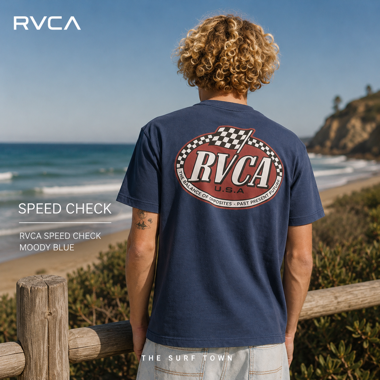 Camiseta RVCA Speed Check Moody Blue para hombre en entorno costero junto al océano, fotografía editorial propia de THE SURF TOWN inspirada en el surf lifestyle y la cultura americana de RVCA