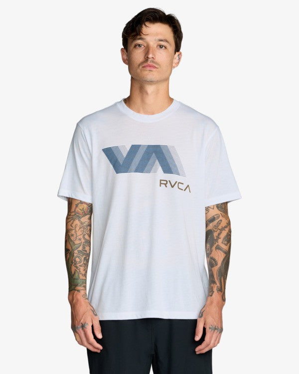 Camiseta RVCA VA Blur White blanca con logo frontal efecto blur estilo urbano hombre