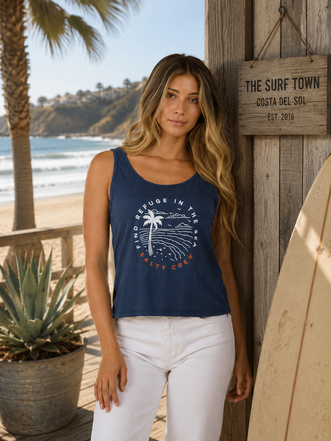 Camiseta Salty Crew Fireworks Classic Tank Indigo para mujer en ambiente surf lifestyle junto a la playa con estilo Costa del Sol y beach vibes premium