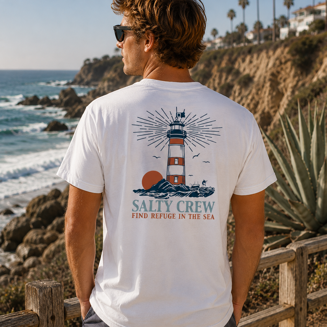 Camiseta Salty Crew High Beam Classic White para hombre en entorno costero junto al mar con estilo surf lifestyle premium y ambiente Costa del Sol